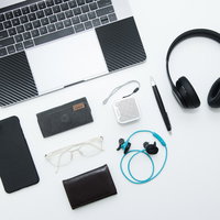 鞄の中身に入っていたMacBookとiPhoneなどのガジェット製品の写真