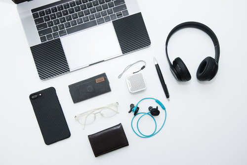 鞄の中身に入っていたMacBookとiPhoneなどのガジェット製品