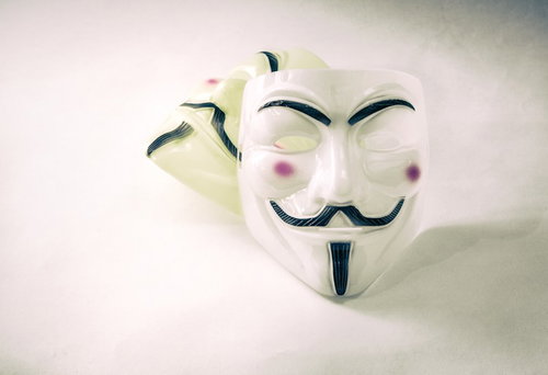 不気味な表情のアノニマス仮面のハッカー風イメージ