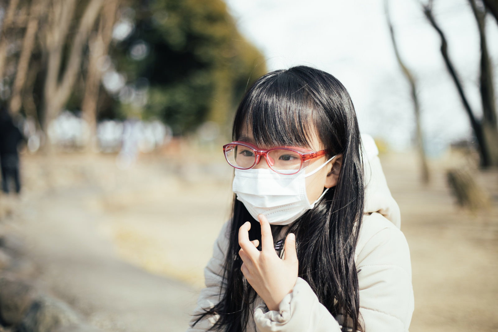 花粉防止用めがねとマスクを着用した女の子［モデル：あんじゅ］