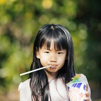夏の屋外でかき氷を持つ女の子の写真