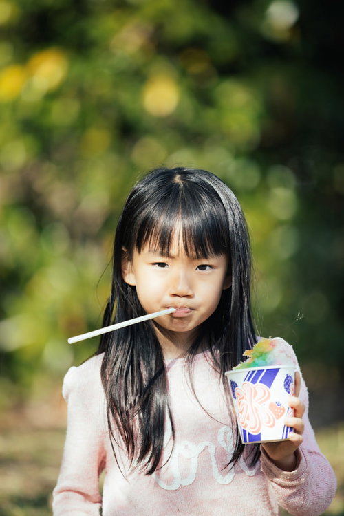 夏の屋外でかき氷を持つ女の子