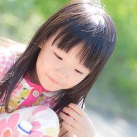 花柄の浴衣を着てひとやすみする女の子の写真