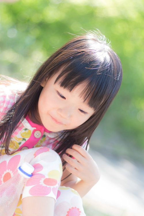 花柄の浴衣を着てひとやすみする女の子