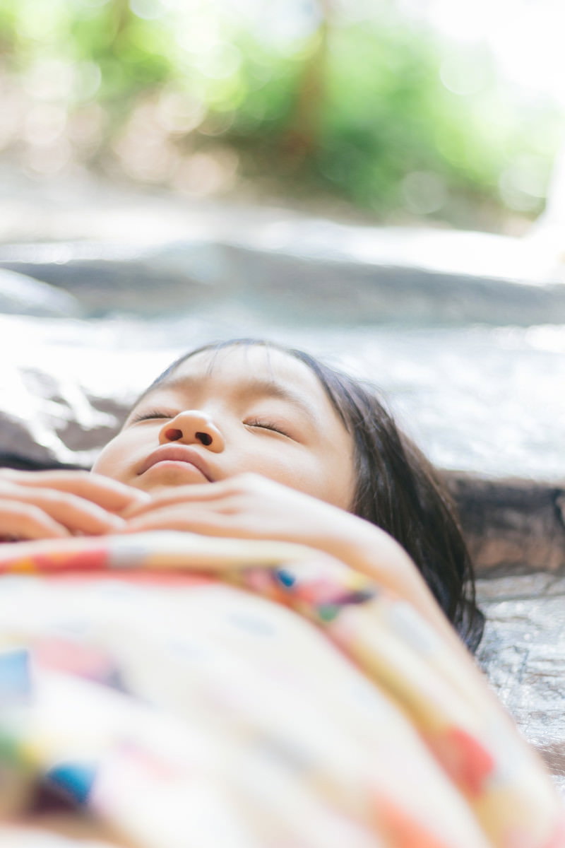 疲れて穏やかな表情で眠っている女の子