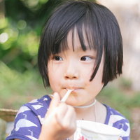 ボーダーシャツを着てかき氷を食べる女の子の写真