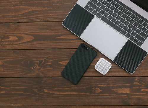 スマートフォンと小型のワイヤレススピーカーとMacBook