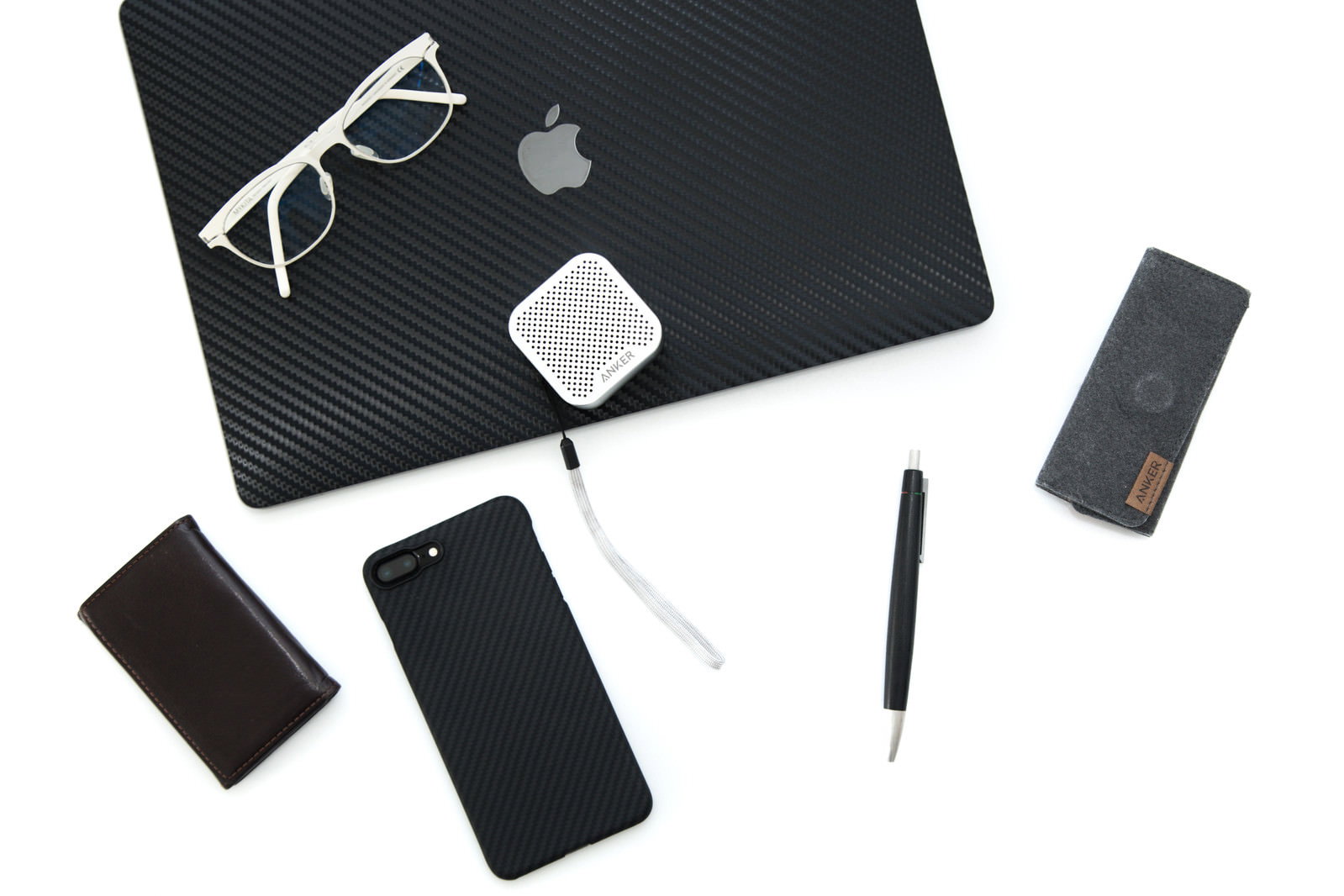 MacBookとiPhoneなどのガジェットと白メガネの俯瞰