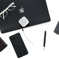 白メガネとガジェット製品（スマートフォンなど）の写真