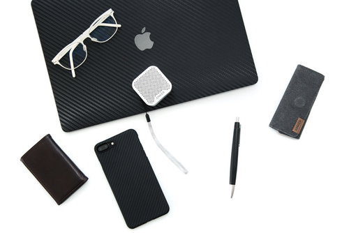 白メガネとガジェット製品（スマートフォンなど）