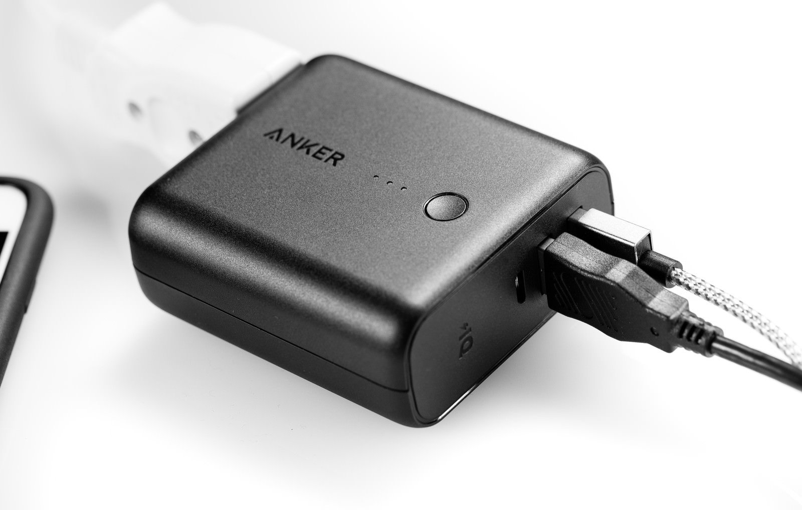 ANKERのACプラグ内蔵モバイルバッテリーにケーブルを接続