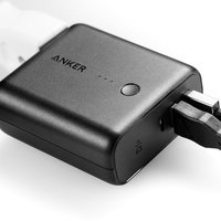 100Vで充電しながら他の機器も充電できるモバイルバッテリーの写真