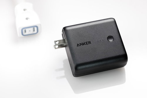 100Vコンセントに接続したANKER急速充電器（5,000mAH）