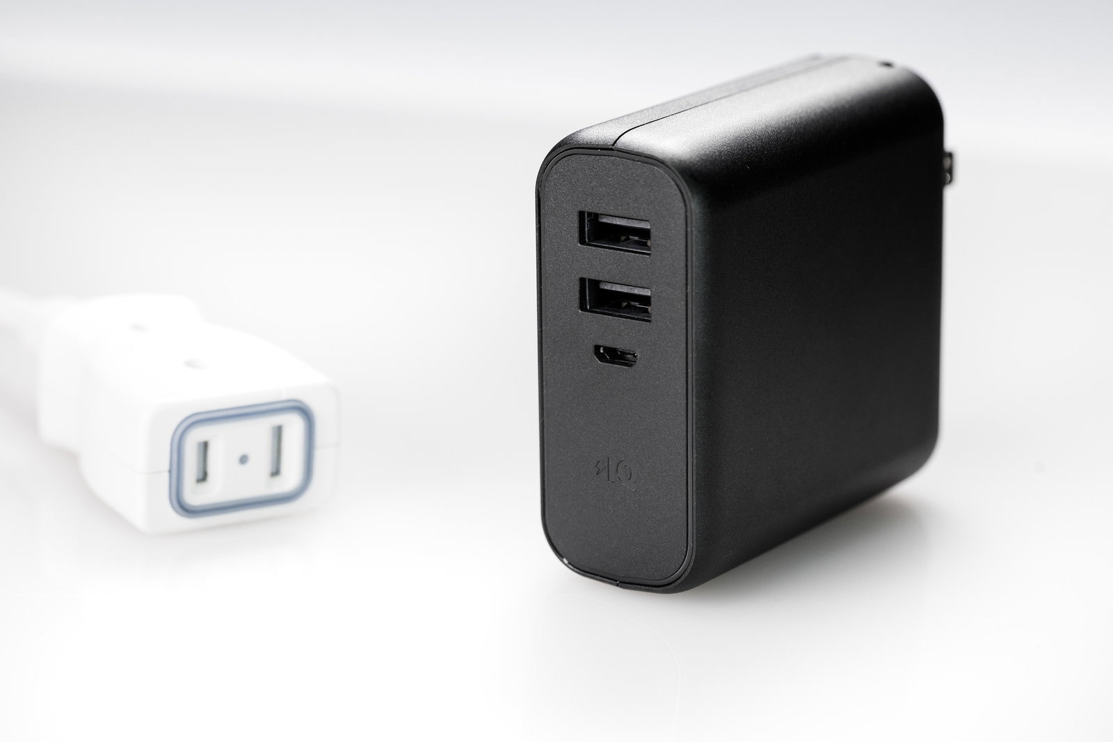 ANKERの黒いモバイルバッテリーとUSBポート2口