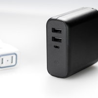 ANKERの黒いモバイルバッテリー、USBポート2つ搭載の写真