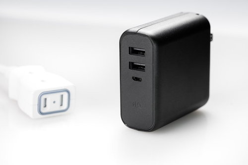 ANKERの黒いモバイルバッテリー、USBポート2つ搭載