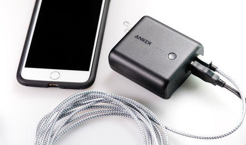 スマホを充電するには丁度いい大きさのモバイルバッテリー