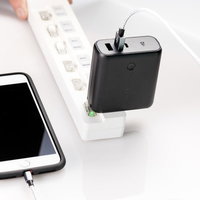 モバイルバッテリーでiPhoneを充電するの写真