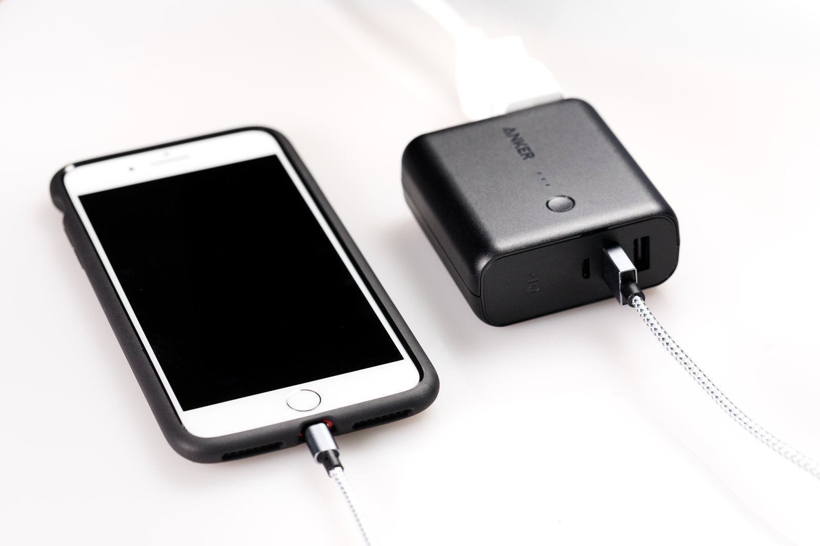AnkerのモバイルバッテリーにつながれたiPhone