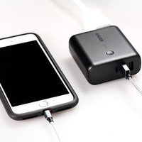 スマホを急速充電中のモバイルバッテリーの写真