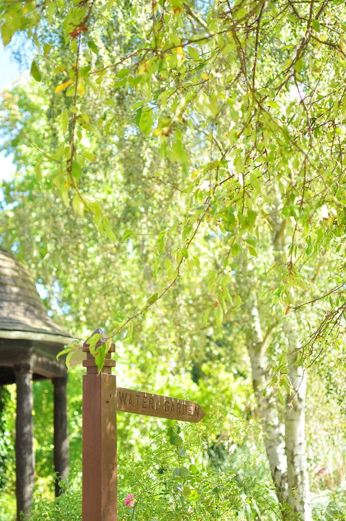 芝生と花が手入れされたハンプシャー州マナーハウスの庭園