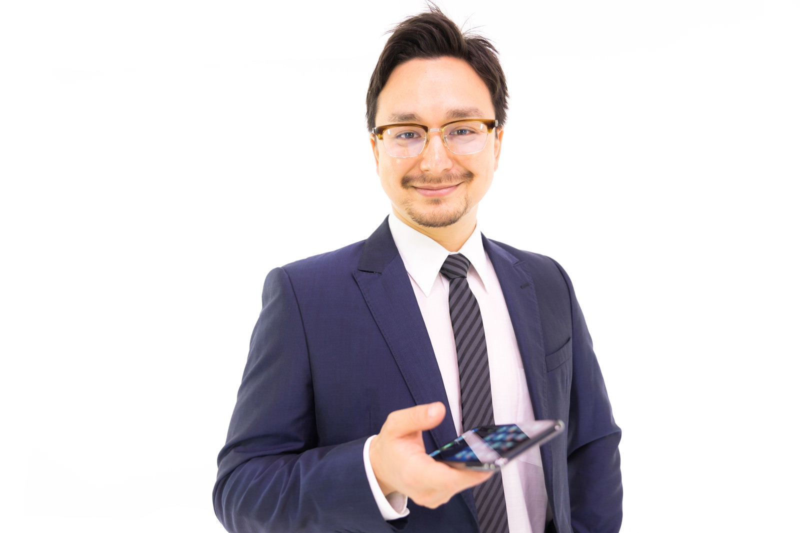 紺色のスーツを着てスマートフォンを持つ笑顔の男性［モデル：Max_Ezaki］