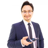 最新のiPhone Xsを持ちながら気さく話しかけてくるドイツ人ハーフ男性の写真