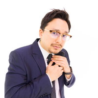 心配そうに覗き込むドイツ人ハーフの男性のスマートフォンの写真