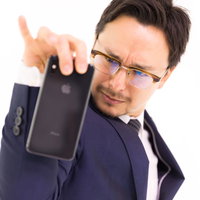 iPhone XS Maxにもう一味つけるビジネスマンの写真