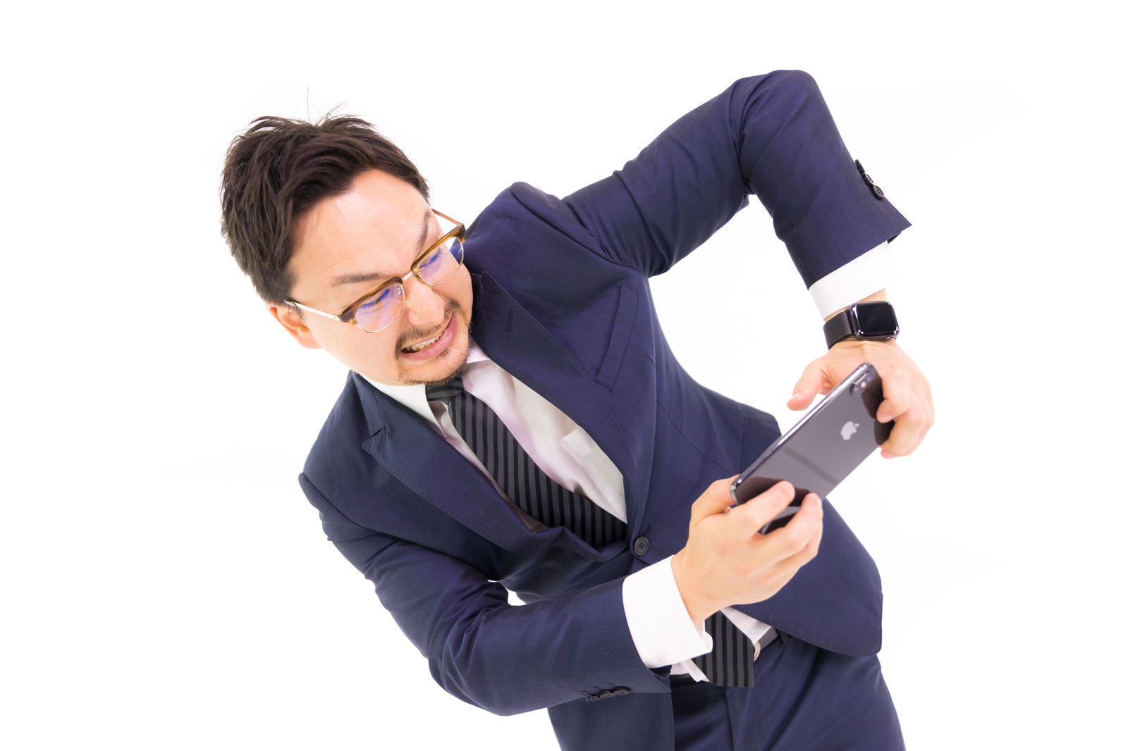 iPhoneを持ち前のめりになるスーツ姿の男性［モデル：Max_Ezaki］