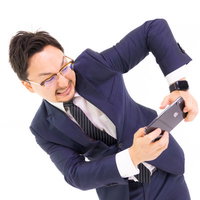 ゲームをすると自分が動いてしまう系男子の写真