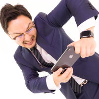 ゲーム下手くそなのにプレイ中の動きだけ一丁前のサラリーマンの写真