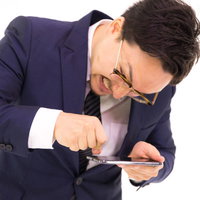 UIが悪くて操作できなくてイライラするドイツ人ハーフのビジネスマンの写真