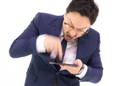 怒涛の連打！iPhoneXSをタップし続ける男性