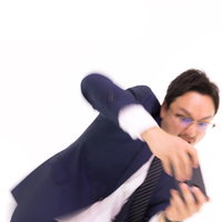 スマホゲームに熱中するドイツ人ハーフ男性の写真