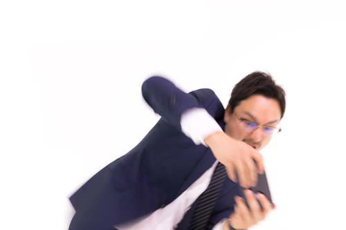 スマホゲームに熱中するドイツ人ハーフ男性