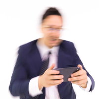 パケ写詐欺にあって首を高速で横に振る会社員男性の写真