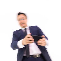 スマホでレース系ゲームをプレイする外国人の写真