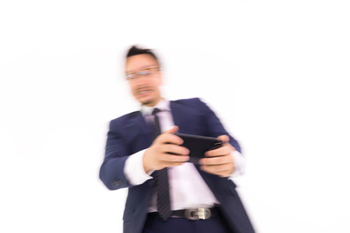 スマホでレース系ゲームをプレイする外国人