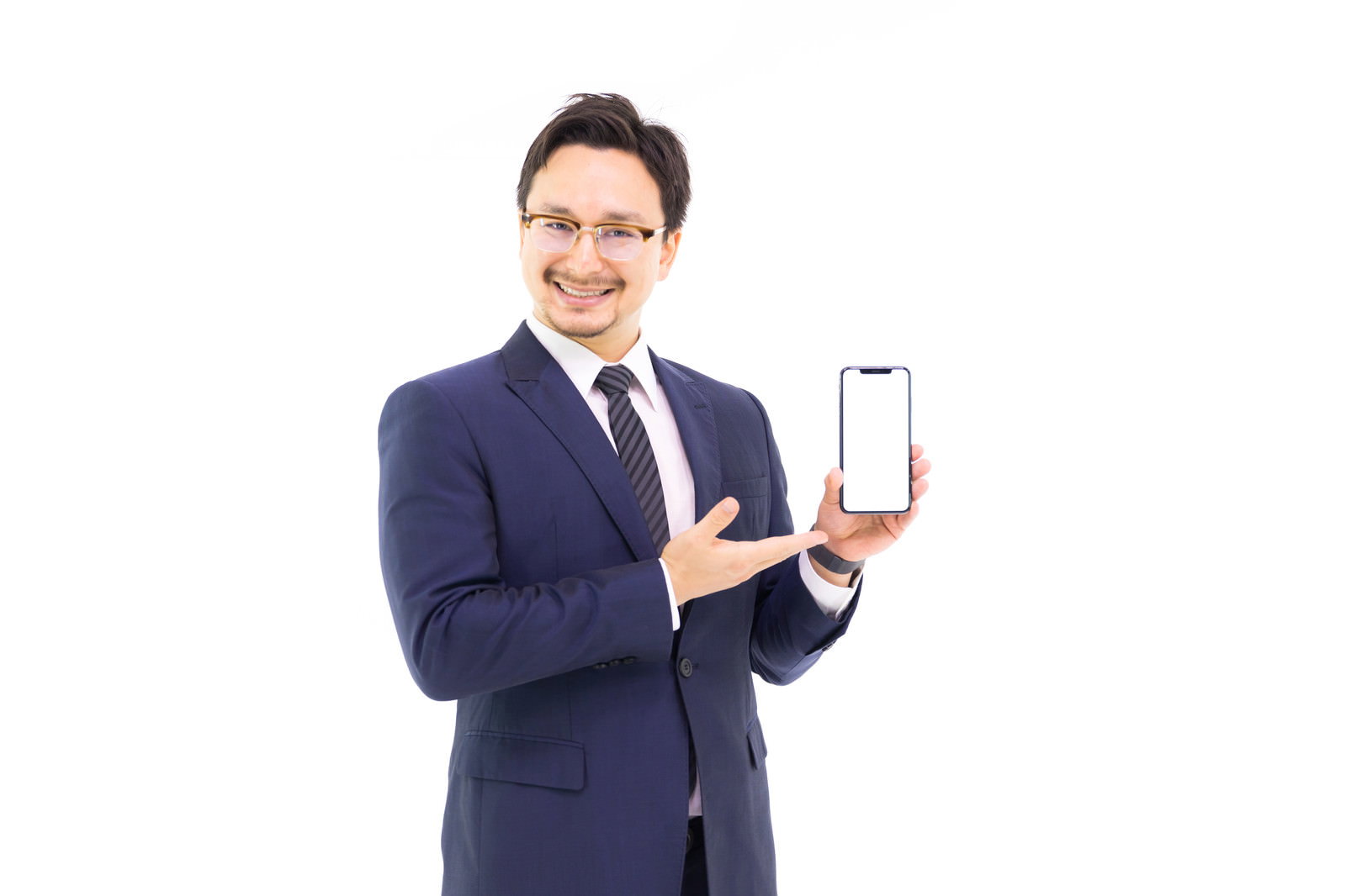 スーツ姿の男性がスマートフォンの画面を正面に向けて指し示している［モデル：Max_Ezaki］
