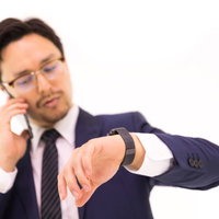 スマートウォッチでメッセージを確認する外資系社員の写真