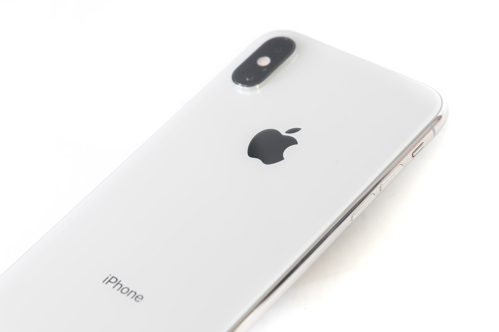 iPhone XS Maxのホワイト背面とAppleロゴ