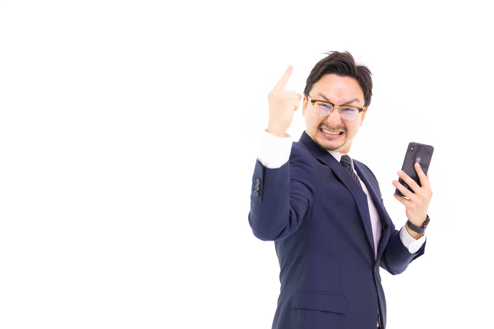スマートフォンを持ってガッツポーズをするスーツ姿の男性［モデル：Max_Ezaki］