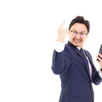 ナンバーワンのスマホを手に入れたドイツ人ハーフ男性の写真