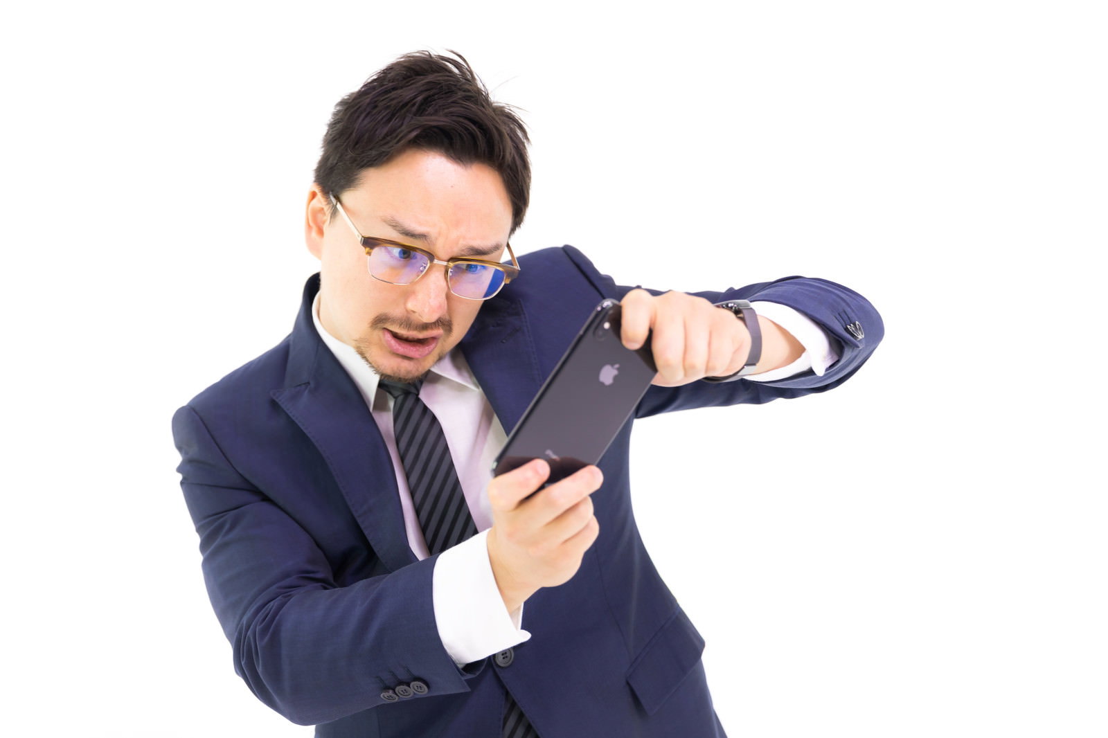 顔認証できずiPhoneを顔に近づける眼鏡のビジネスマン［モデル：Max_Ezaki］