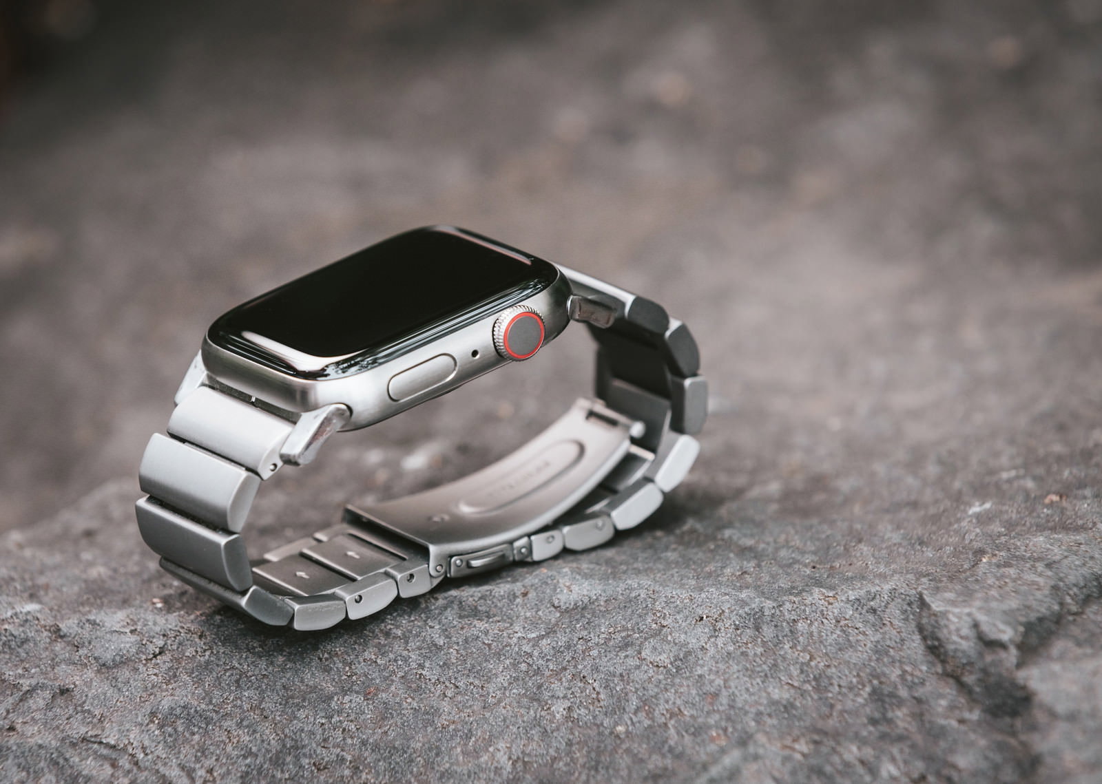 コンクリート表面に置かれたシルバーのApple Watch
