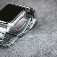 シルバーチタンのApple Watch Series 5の写真