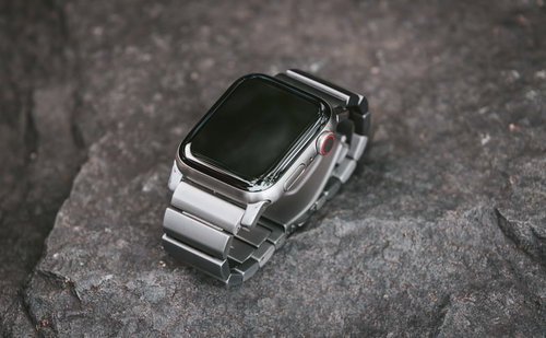 シルバーメタルバンドのApple Watch（チタン）