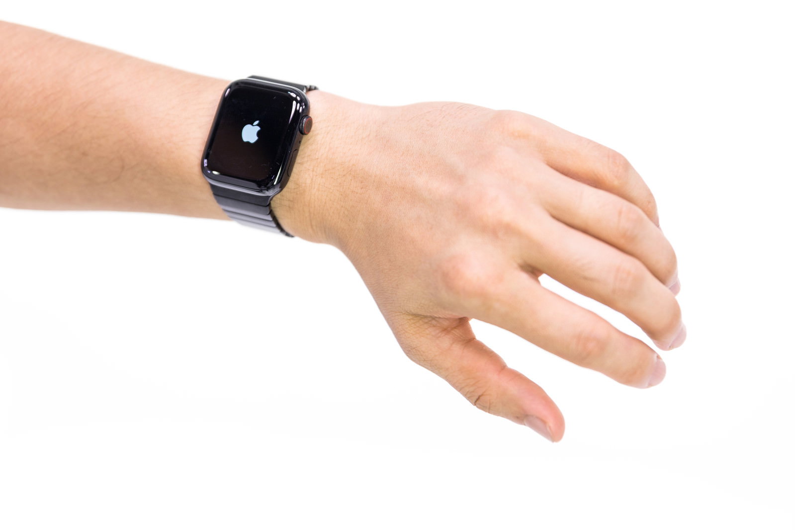 黒いバンドのApple Watch Series 4を装着した手首