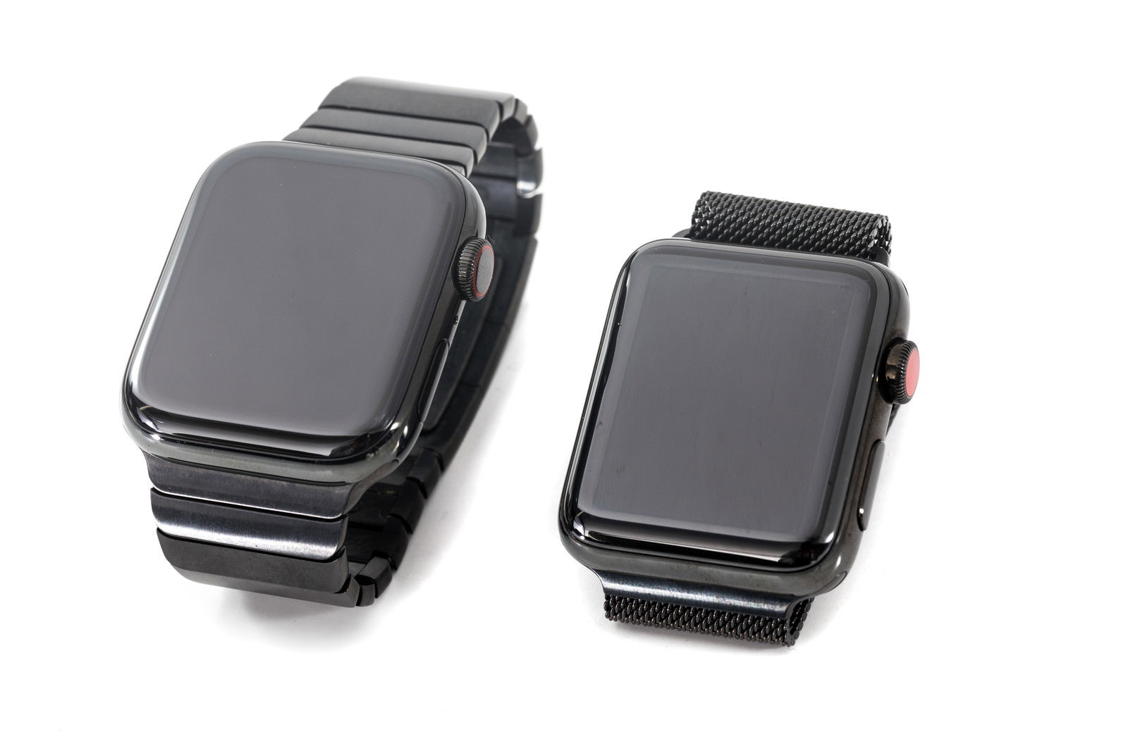 白い背景に並べて置かれたApple Watch Series 4とSeries 3